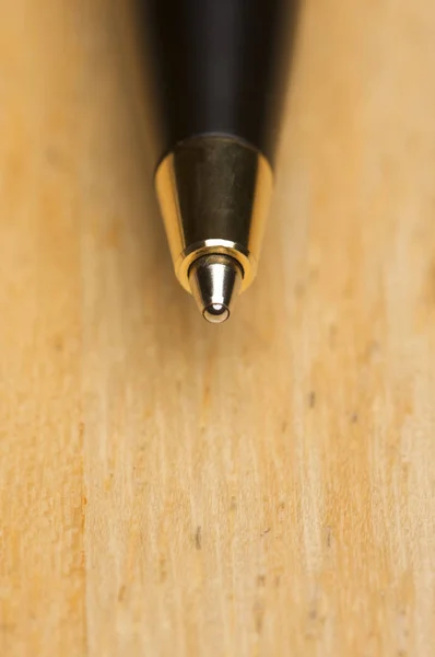 Penna Sfera Macro Sfondo Legno Con Profondità Campo Ristretta — Foto Stock