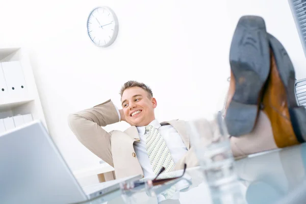 Zadowolony Biznesmen Siedzący Przy Biurku Stopy Stole Uśmiechnięty — Zdjęcie stockowe