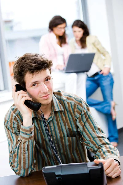 Young Happy Customer Service Worker Receiving Phone Calls Office Smiling — Stock Photo, Image