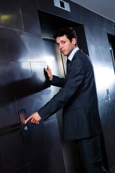 사업가가 엘리베이터 사무실에서 — 스톡 사진