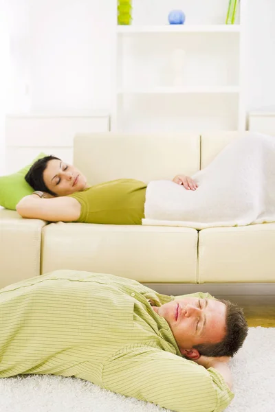 Pareja Dormir Casa Sofá Planta —  Fotos de Stock