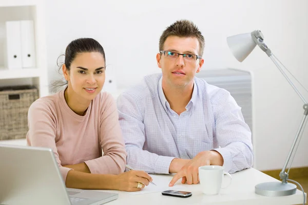 Pareja Trabajando Ordenador Portátil Oficina Casa Feliz Sonriendo — Foto de Stock