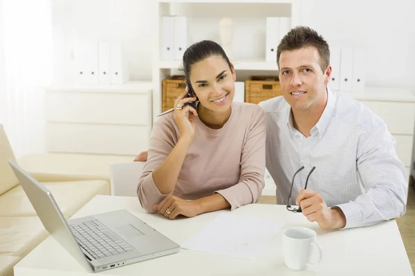 Paar Werken Aan Laptop Computer Thuis Kantoor Gelukkig Glimlachen — Stockfoto