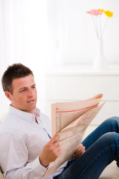 Homem Sentado Sofá Casa Lendo Jornal — Fotografia de Stock