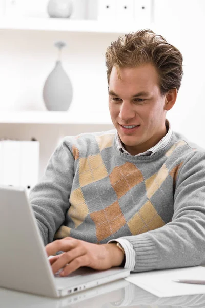 Jeune Homme Travaillant Sur Ordinateur Portable Maison — Photo