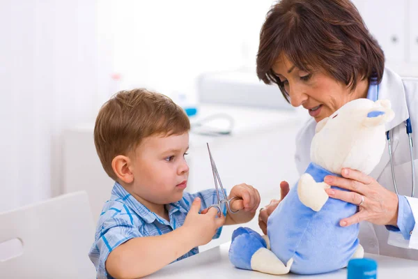 Donne Anziane Pediatra Giocare Con Bambino Presso Ufficio Medici — Foto Stock