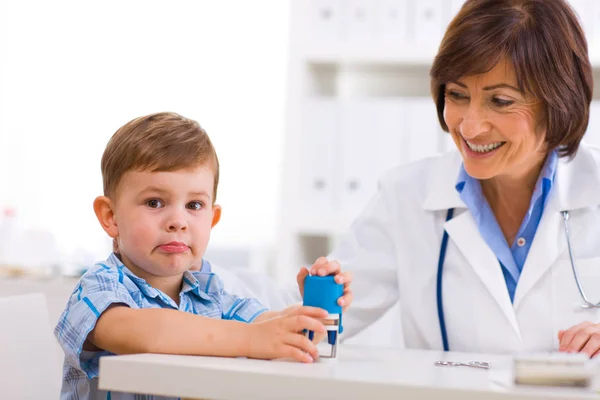 Kinderärztin Spielt Mit Kind Arztpraxis — Stockfoto