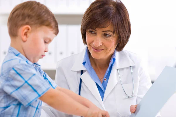 Médico Pediatra Sênior Brincando Com Criança Consultório Médico — Fotografia de Stock