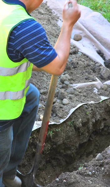 Mann Zerschneidet Rohr Mit Hammer — Stockfoto