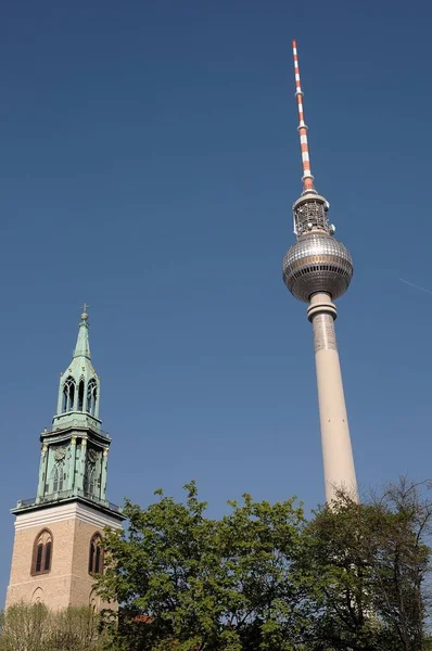 Kirche Und Fernsehturm — Stockfoto