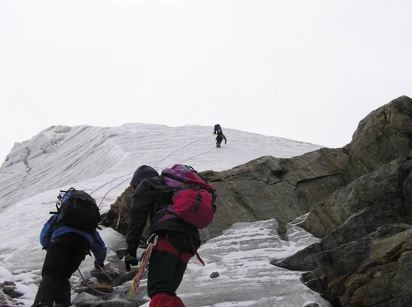 Πεζοπόρος Σακίδιο Στέκεται Στην Κορυφή Του Βουνού — Φωτογραφία Αρχείου
