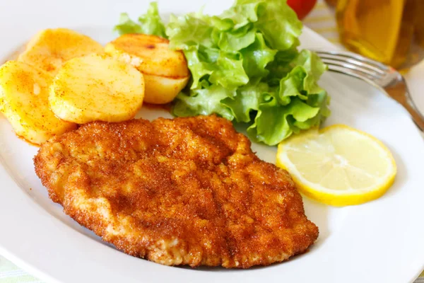 Kotelet Met Gebakken Aardappelen Paniert — Stockfoto