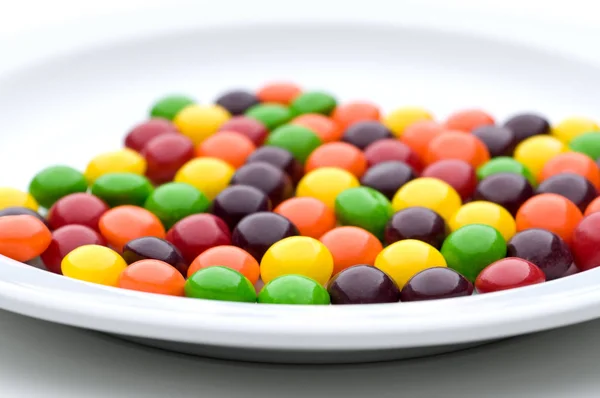 Beyaz Tabakta Renkli Şekerler — Stok fotoğraf