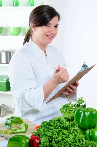 Jonge Vrouw Keuken Met Groenten Het Moderne Interieur — Stockfoto