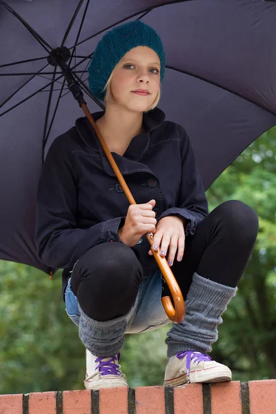 Flicka Med Paraply — Stockfoto