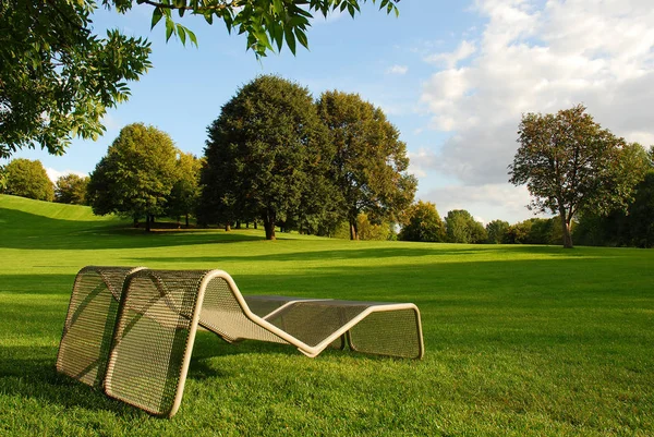 Mooi Groen Park Met Een Bankje Een Gazon — Stockfoto