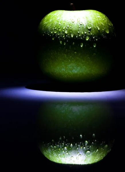 Manzana Verde Con Gotas Agua Sobre Fondo Negro —  Fotos de Stock