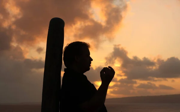 Σιλουέτα Ενός Άνδρα Ένα Ηλιοβασίλεμα Στην Παραλία — Φωτογραφία Αρχείου