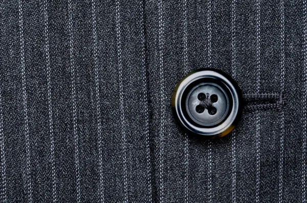 ピン縞のビジネス スーツの上着のボタンのクローズ アップ — ストック写真