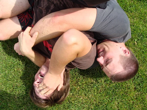 Homme Femme Couchés Sur Herbe Dans Parc — Photo