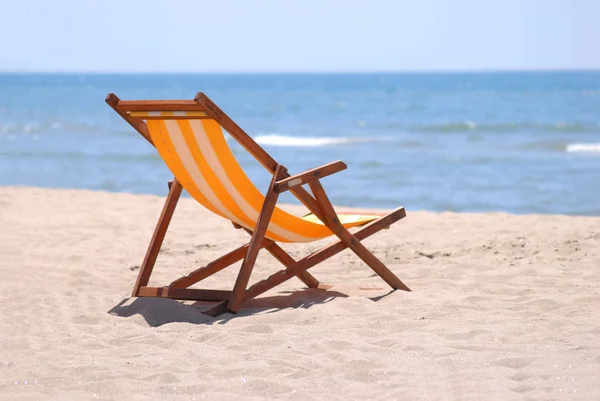 Dvě Židle Deštník Pláži — Stock fotografie