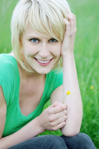 Young Woman Flower Her Hair — Stock Photo, Image