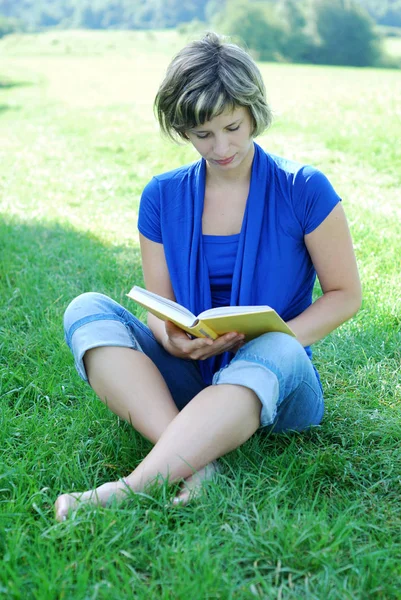 Junge Frau Liest Park Ein Buch — Stockfoto