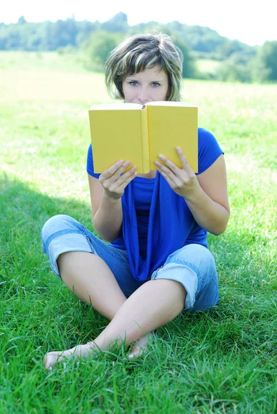 Mladá Žena Čte Knihu Parku — Stock fotografie
