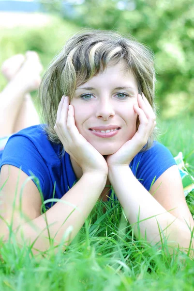 Portrait Beautiful Young Girl Lying Grass — Stock Photo, Image