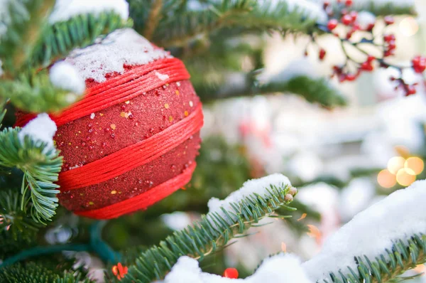 Ornamento Natal Coberto Por Neve — Fotografia de Stock