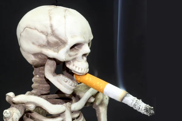 Cranio Sigaretta Sigarette Sfondo Nero — Foto Stock