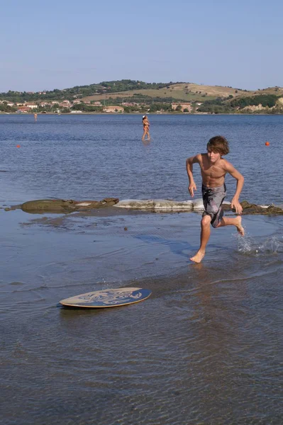 Uomo Muta Con Una Tavola Surf Sulla Spiaggia — Foto Stock