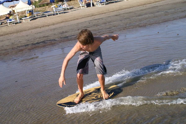 Niño Saltando Playa — Foto de Stock