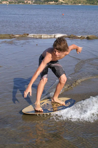 Chlapec Surfování Vodě Pláži — Stock fotografie