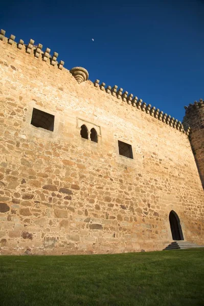 Slott Inträde Och Måne — Stockfoto