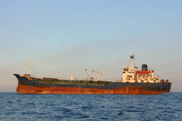 Yoldaki Tanker Korint — Stok fotoğraf