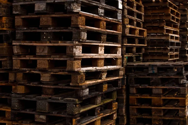 Hromada Starých Dřevěných Palet — Stock fotografie