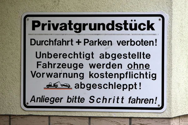 Közel Egy Német Állami Bejárat Felirattal — Stock Fotó