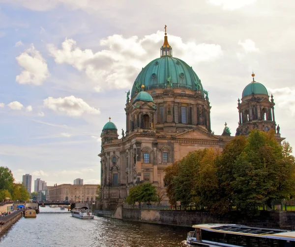 来自河边的柏林穹顶 — 图库照片