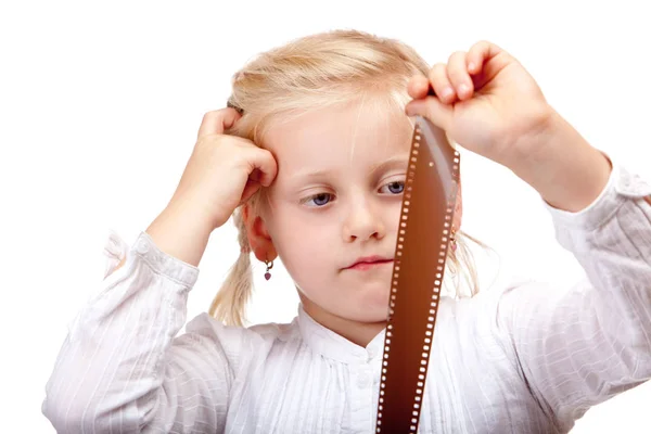 Kind Blickt Nachdenklich Auf Alten Analogen Kamerafilm — Stockfoto