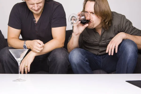 Twee Vrienden Die Thuis Drinken — Stockfoto