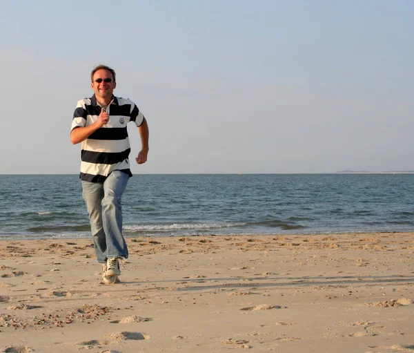 Plajda Sırt Çantalı Sıradan Bir Genç Adam — Stok fotoğraf
