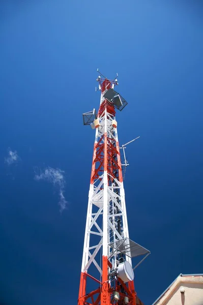 Telekommunikationstorn Med Antenner Blå Himmel — Stockfoto