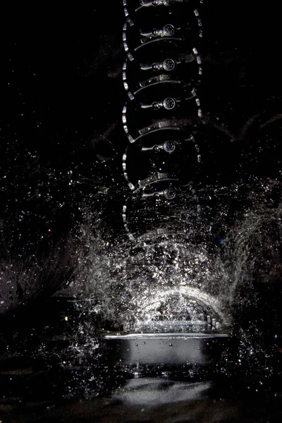 성가신 시계가물 속으로 떨어진다 — 스톡 사진