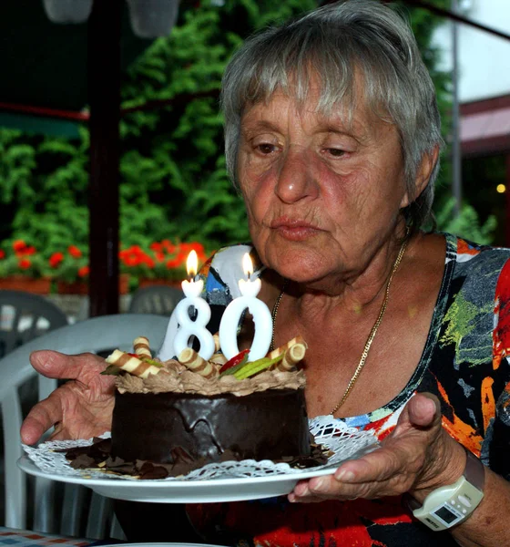 Idős Születésnapi Tortával — Stock Fotó