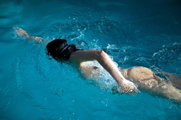 Yüzme Havuzundaki Genç Adam — Stok fotoğraf