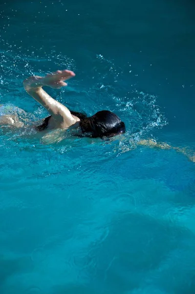 Jeune Femme Dans Piscine — Photo