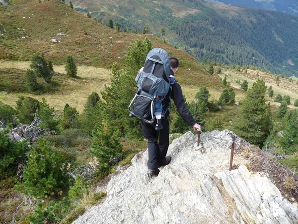 Excursionista Con Mochila Borde Montaña — Foto de Stock