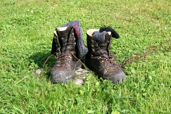 走在草地上的鞋子 — 图库照片