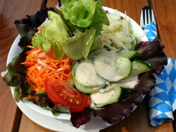 Gemischter Salat Mit Karotten Tomaten — Stockfoto